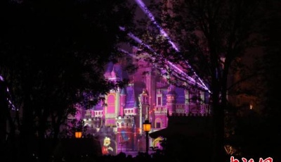 上海迪士尼上演“夜光幻影秀”