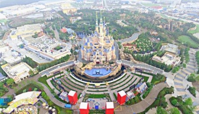 航拍晨光下的上海迪士尼樂園