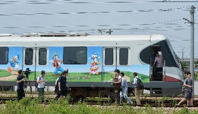 上海地鐵迪士尼主題列車亮相 車身噴滿卡通人物