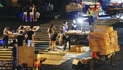 上海現“女性夜市”：有女子當街試衣買10余套(圖)