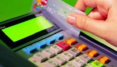 信用卡變“陷阱卡”？女子透支30元8年后要還上萬