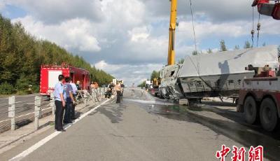 黑龍江一運(yùn)鈔車高速側(cè)翻 裝載近10億現(xiàn)金(組圖)