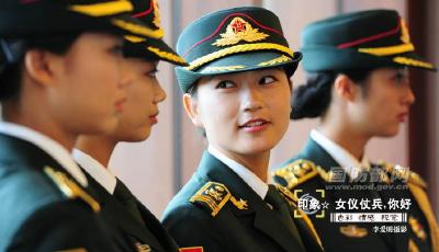 解放軍女儀仗兵寫真照公開：戴卷檐帽 系金腰帶(組圖)