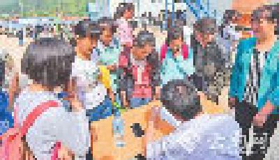 魯甸震區板房教室搭建完畢  中小學如期開學