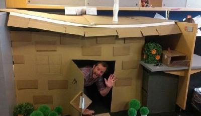 員工在開放式辦公室堆“城堡” 防老板監視