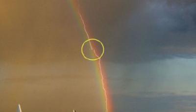 高空奇觀：飛機穿越彩虹閃電毫發(fā)無傷