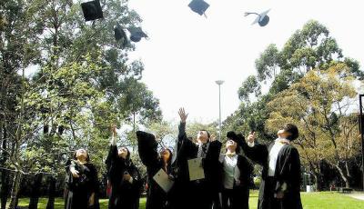 留學生可年獲9萬元資助 國內貧困生想不通