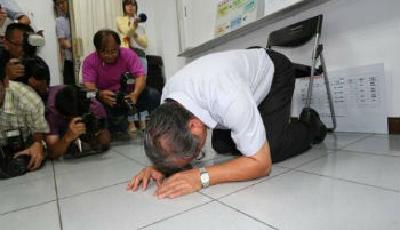 臺餿水油公司老董下跪道歉 喝自家油澄清品質