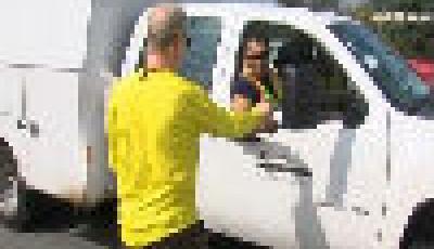 美“土豪”男過生日別出心裁 街頭給路人發錢