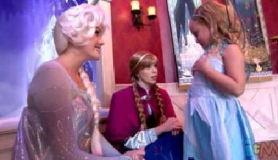 《冰雪奇緣》“冰封”迪斯尼樂園 場景夢幻