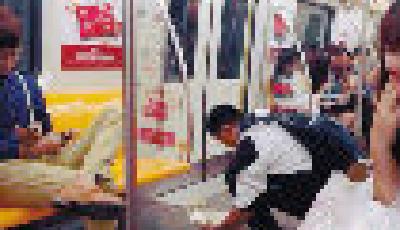 “中國好少年”跪地清潔車廂內嘔吐物