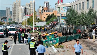 張家口貨車失控“抹平”公交站臺 致14人死傷 