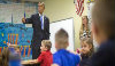 奧巴馬造訪小學(xué)變身老頑童 俯身讓孩子摸頭發(fā)