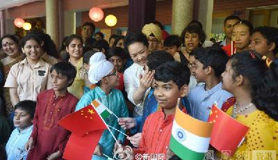 彭麗媛輕吻印度男孩：我特別喜歡那個(gè)胖小子