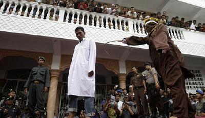 印尼賭徒清真寺當(dāng)眾受鞭刑 上千人圍觀(圖)