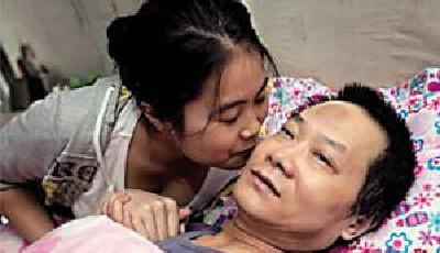 90后女孩背癱瘓父親打工11年 多次相親告吹