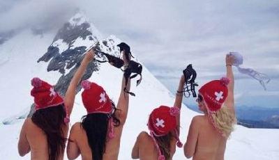 英國女孩雪山上裸胸 女權(quán)運動or傳播色情？