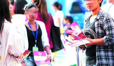 樓盤街頭促銷大打"傳單戰" 島城房企出招迎戰"金九銀十"