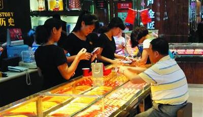 女子豪擲12萬(wàn)抄底黃金