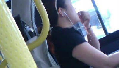 女公交司機開車嗑瓜子玩手機：玩命，玩酷？