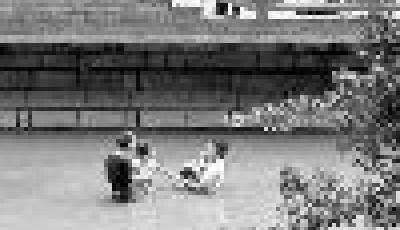 女子抱男嬰跳河 快遞員縱身躍下撈起孩子