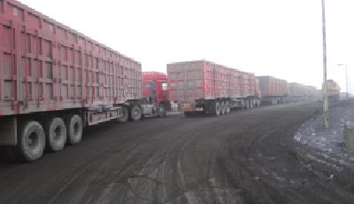 煤價預(yù)計上漲貿(mào)易商囤煤 拉煤車排50km長隊買煤