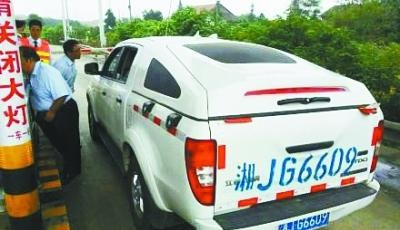 皮卡車主為蹭免費高速路 將車“整容”成轎車(圖)