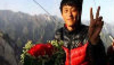 人山人海： 小伙在華山頂峰求婚沒地下跪