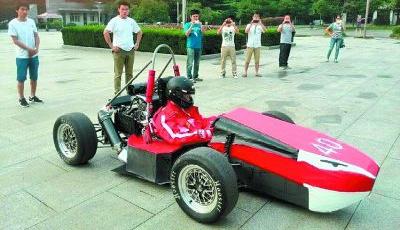 武漢大學生半年花12萬元造方程式賽車(圖)