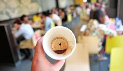 女子在麥當勞喝出蟑螂 員工稱可能揭蓋后飛進去