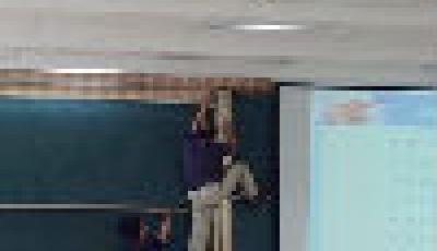 重慶大學57歲教師爬墻修黑板 網友贊其蠻拼的