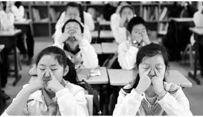 做了50年的眼保健操 缺科學依據無助于防治近視