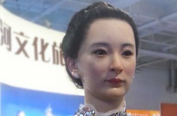 美女機(jī)器人驚艷亮相 造型逼真難辨真假