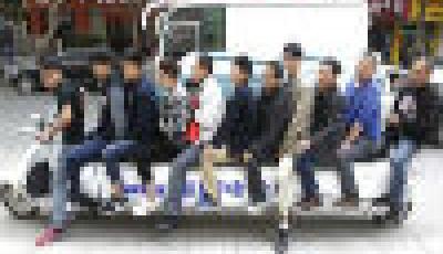 鄭州現(xiàn)4.7米“航母”電動車 可坐十多人