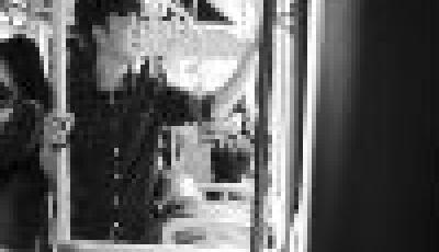 大爺公交上熟睡 90后大學(xué)生當(dāng)“靠墊”陪伴20分鐘