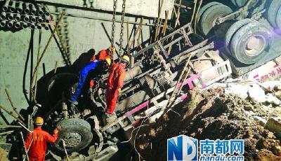 司機遇地陷掉深坑 死前喊"老婆孩子我愛你"