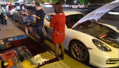 富二代開保時捷擺地攤真相是啥？網友支招咋賺油錢(圖)