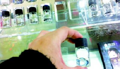央視實驗曝光美瞳傷眼:顏料直接涂隱形鏡片表面