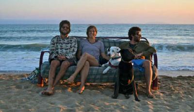 致青春 美國(guó)3名大學(xué)生帶沙發(fā)和愛犬環(huán)游北美