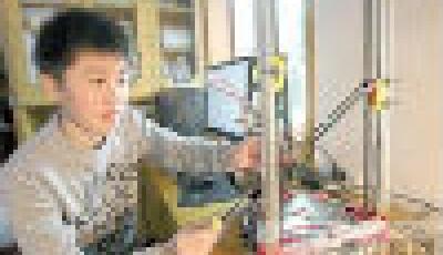 科技達(dá)人 17歲中學(xué)生自學(xué)1個(gè)月造出3D打印機(jī)