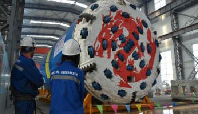 青島的“私家定制” 實拍貫龍號隧道掘進機