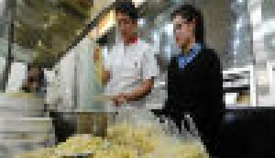 “海歸”碩士情侶蘭州街頭賣釀皮