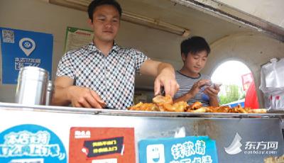 滬"理工男"當街賣烤豬蹄 月入數萬引熱議