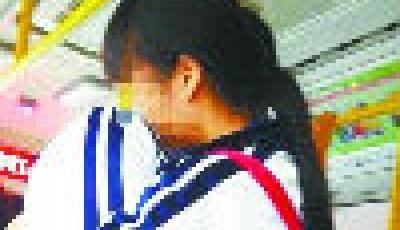 武漢初中生公交車上當眾擁吻 乘客不忍直視