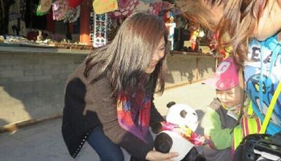 英拉游歷長城： “中國小朋友送我熊貓玩偶”
