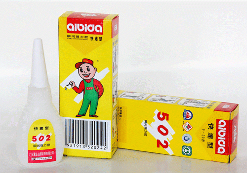 3歲男孩將502膠水滴進(jìn)眼睛 模仿大人滴眼藥水誤認(rèn)釀大禍 