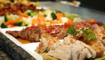 小伙狂吃2小時自助餐引發(fā)炎癥 花2萬治療費