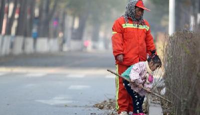 3歲女孩陪環(huán)衛(wèi)工奶奶掃街 長大給奶奶買好吃的