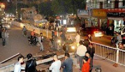 夫婦被水泥電桿壓倒 丈夫大喊“先救我老婆”