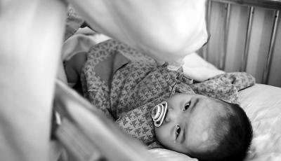 被扎16根鋼針女嬰出院 身體各項指標都不錯 